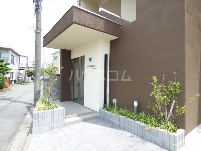 24/30 エントランス