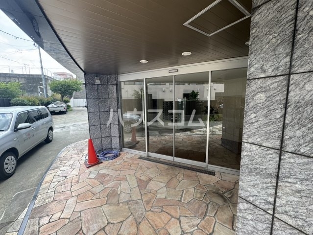 27/30 エントランス