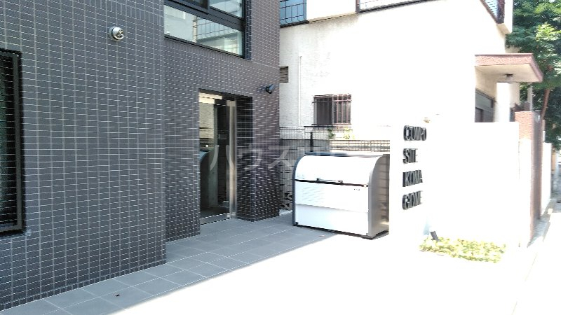 25/27 エントランス