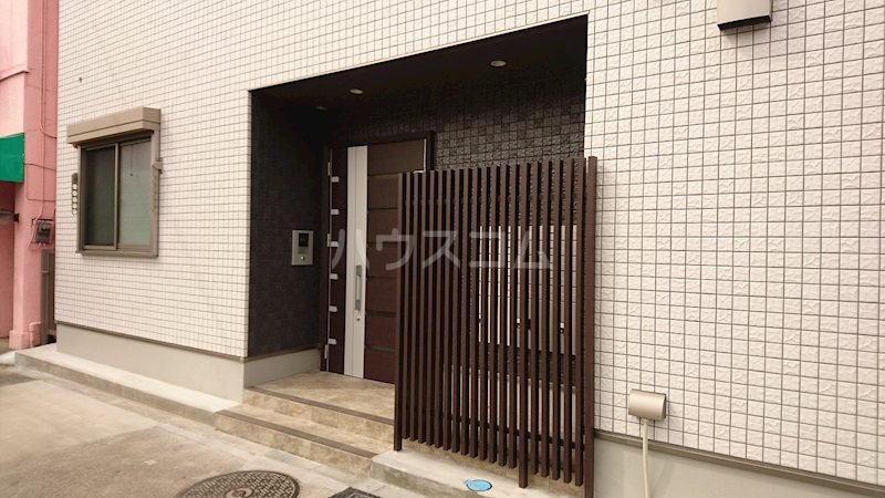 18/25 エントランス