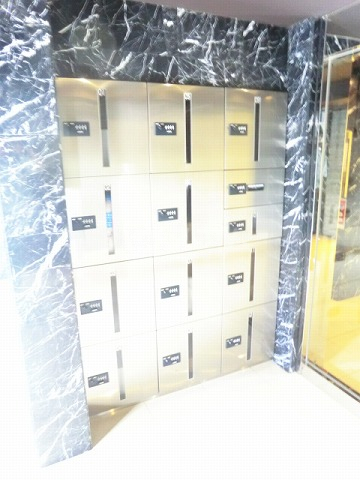 27/30 エントランス