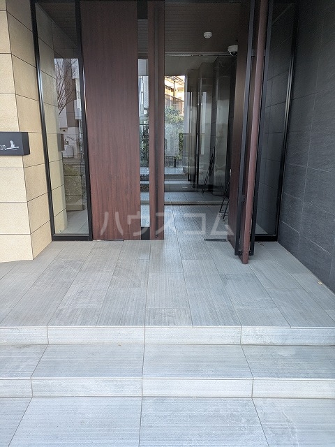 28/30 エントランス