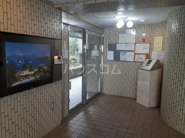 18/27 エントランス