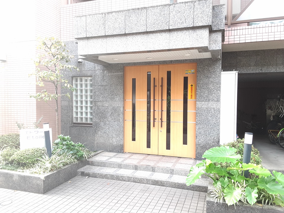 27/30 エントランス