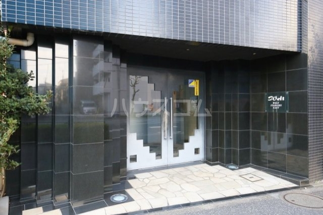 27/30 エントランス