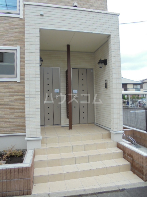 16/23 エントランス