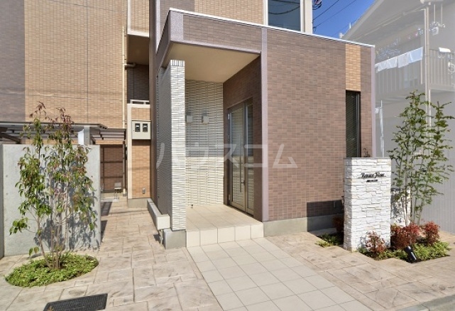 22/27 エントランス