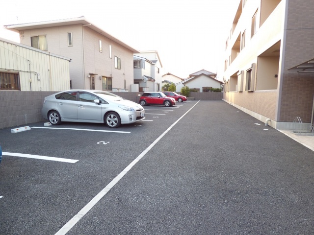 23/26 駐車場