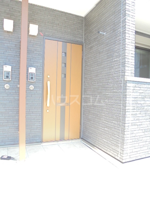 16/23 エントランス