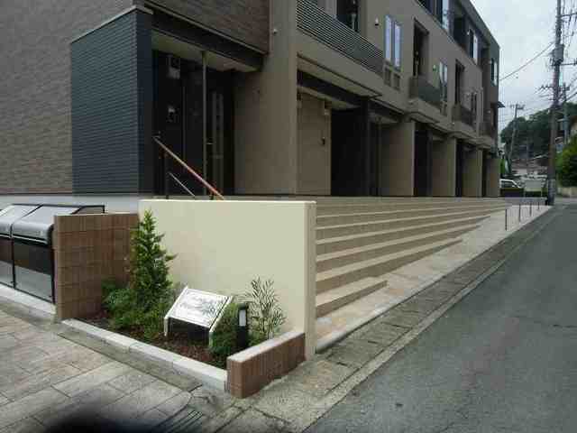 21/30 エントランス