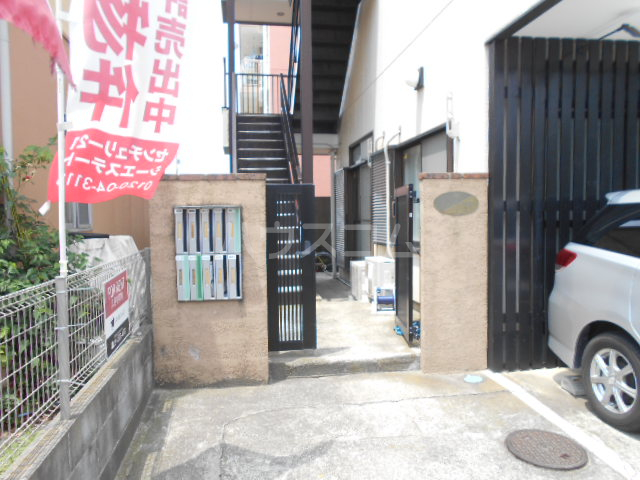 26/27 エントランス