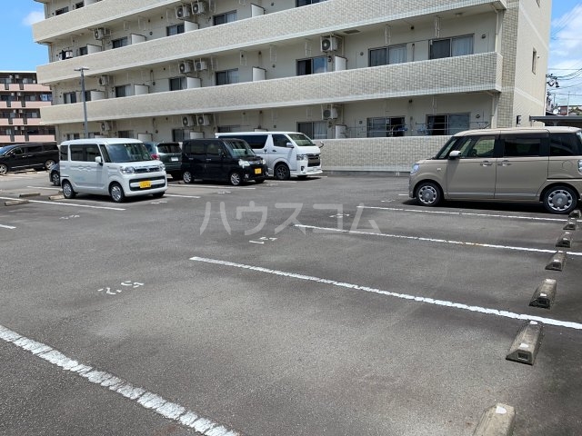 27/30 駐車場