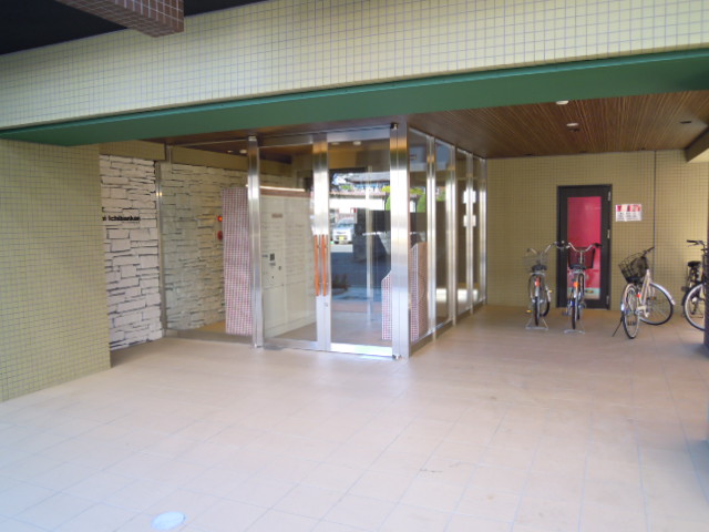 21/30 エントランス