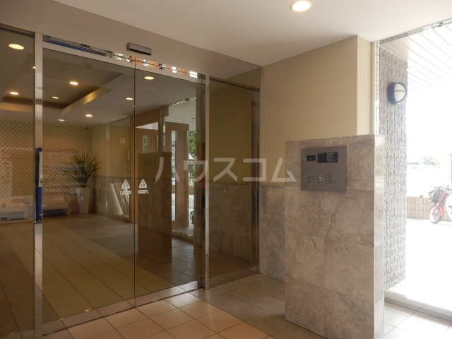 21/30 エントランス