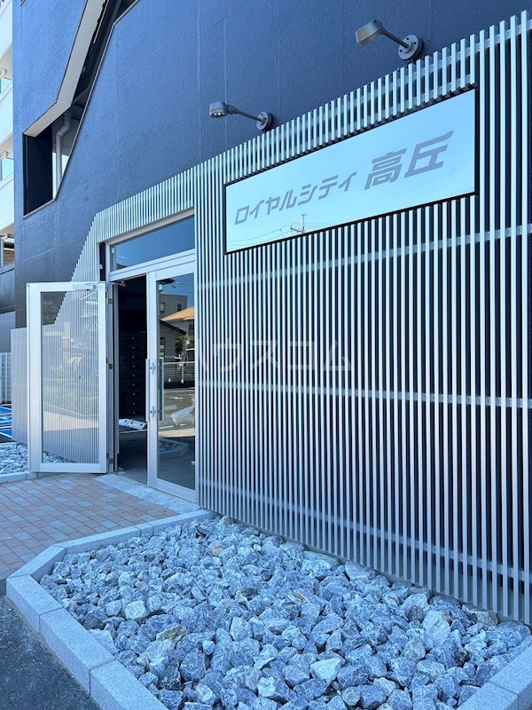 27/30 エントランス