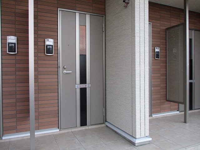 16/23 エントランス