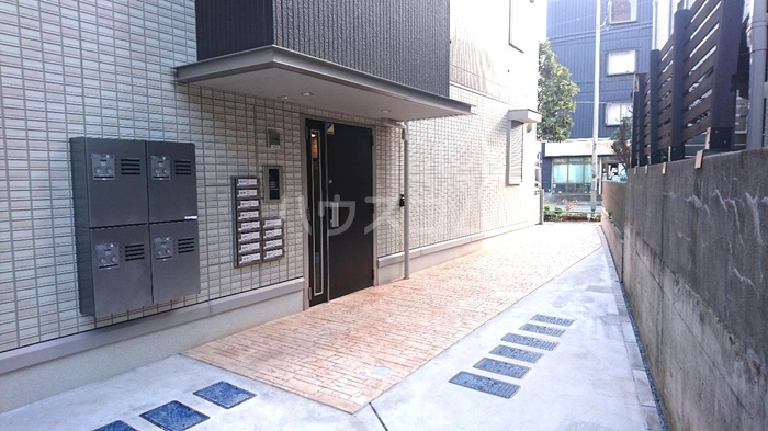 22/27 エントランス