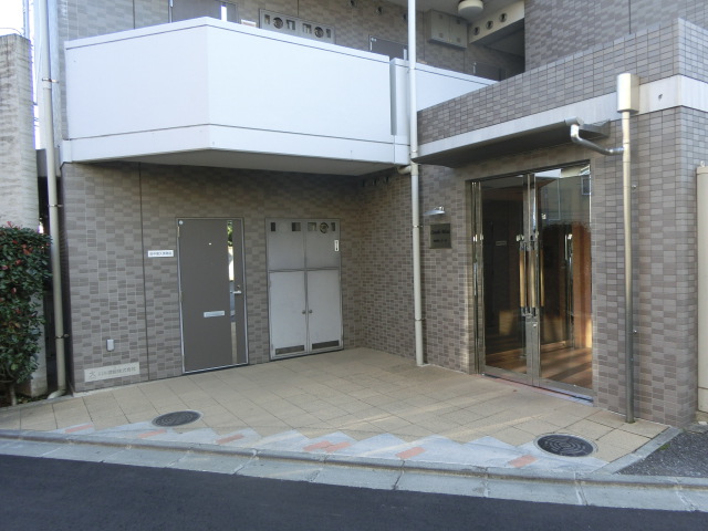 19/27 エントランス