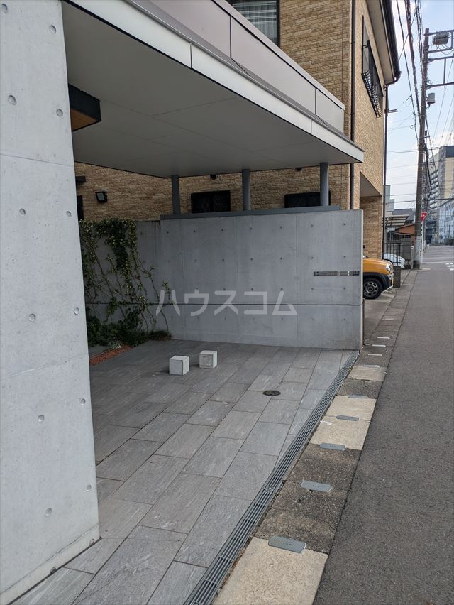 22/28 エントランス