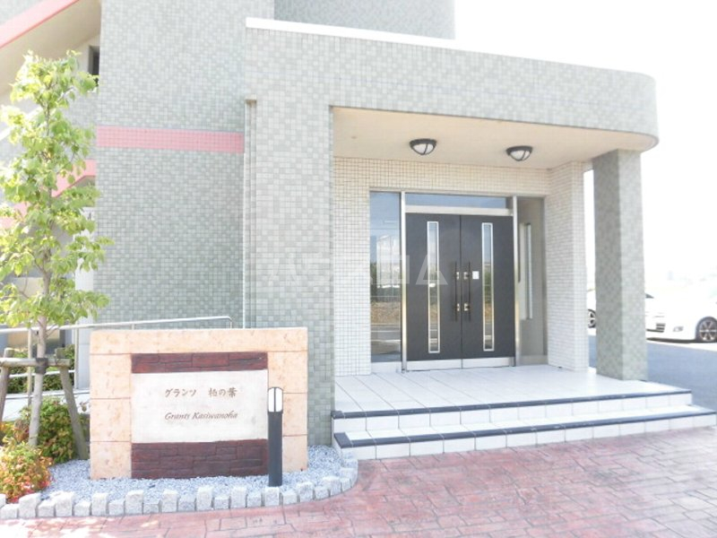 27/30 エントランス