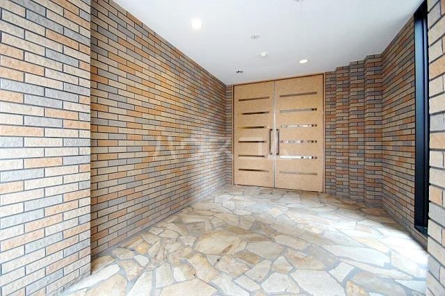 19/27 エントランス