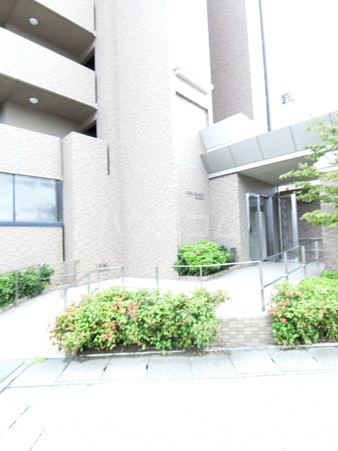 16/20 エントランス