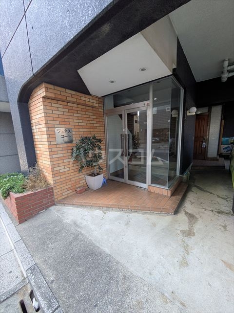 19/27 エントランス