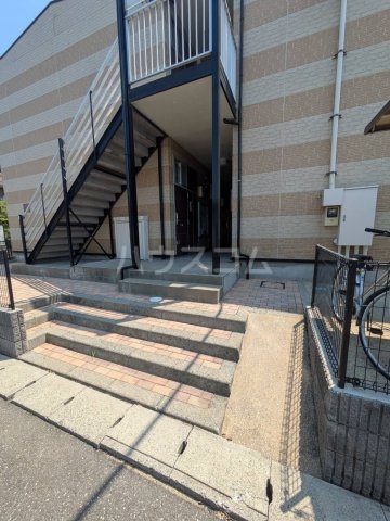 23/30 エントランス