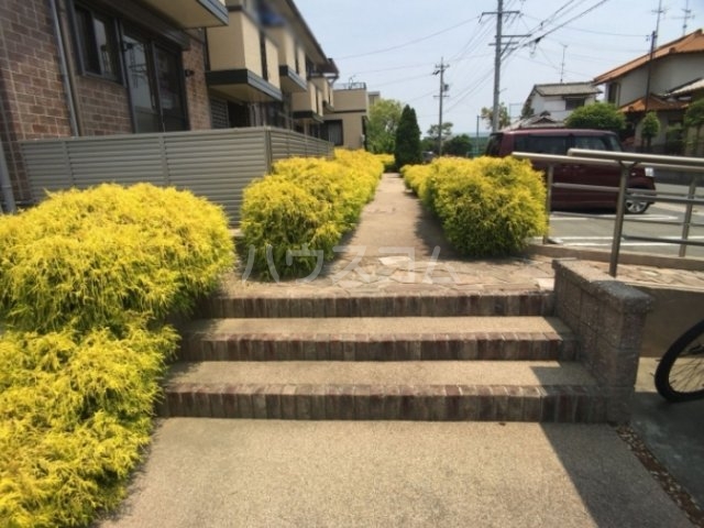 24/30 エントランス