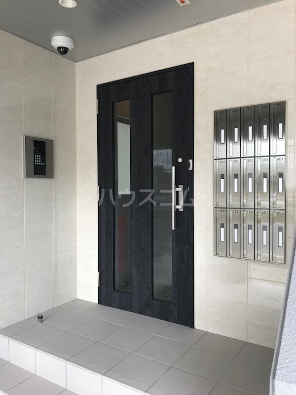 26/27 エントランス