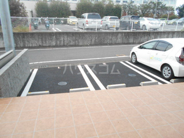 18/28 駐車場