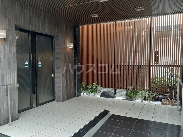 16/27 エントランス