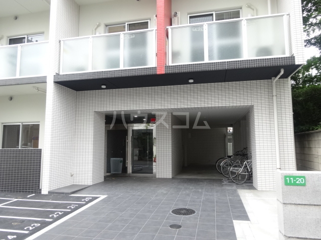 20/21 エントランス