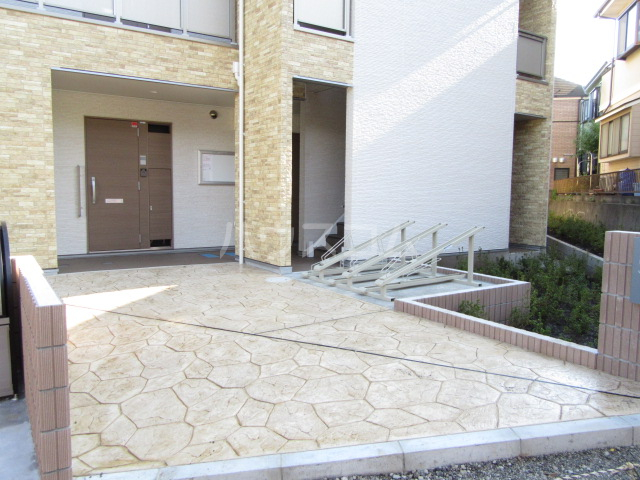 18/28 エントランス