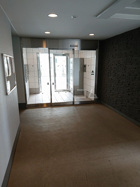 27/30 エントランス