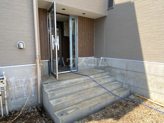 27/28 エントランス