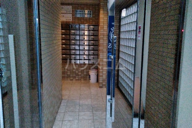 16/19 エントランス