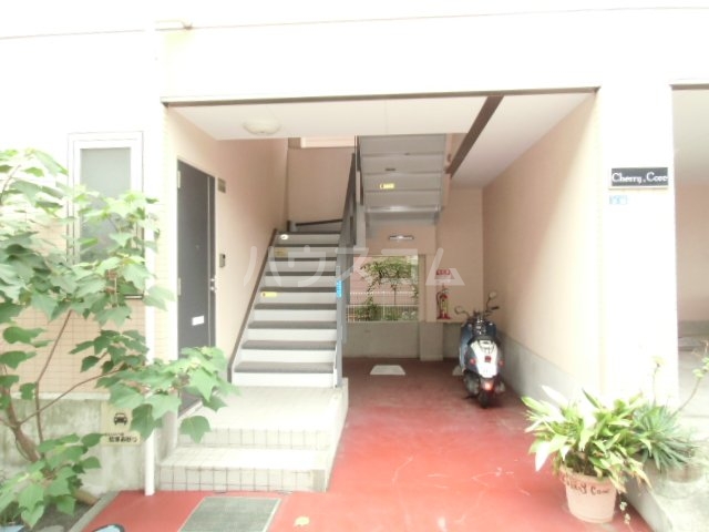 16/20 エントランス