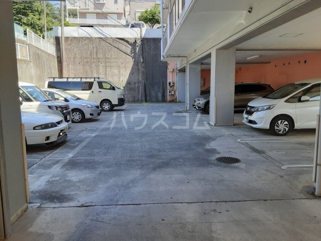 28/30 駐車場