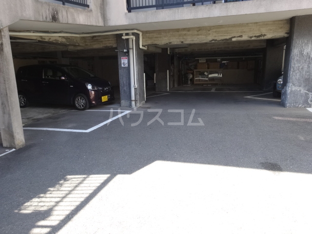 27/30 駐車場