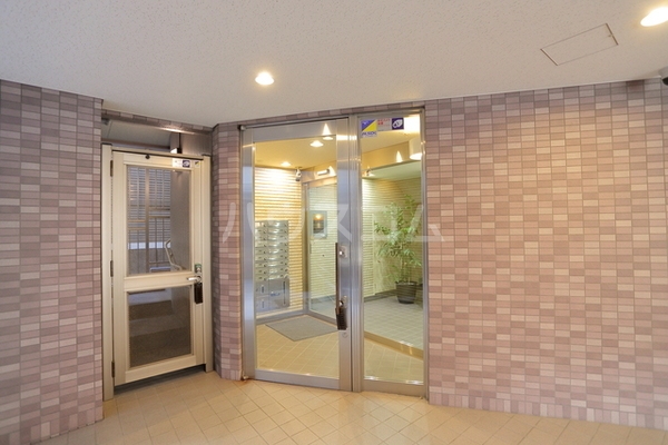 25/27 エントランス