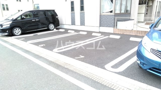 27/30 駐車場