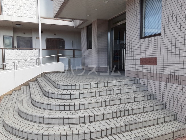 24/30 エントランス