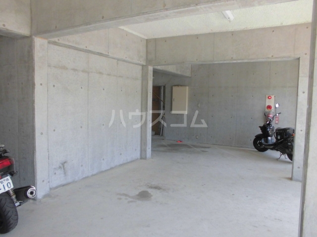 18/27 駐車場