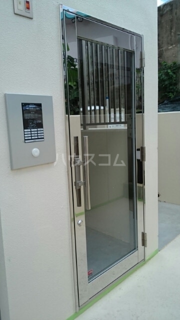 18/27 エントランス