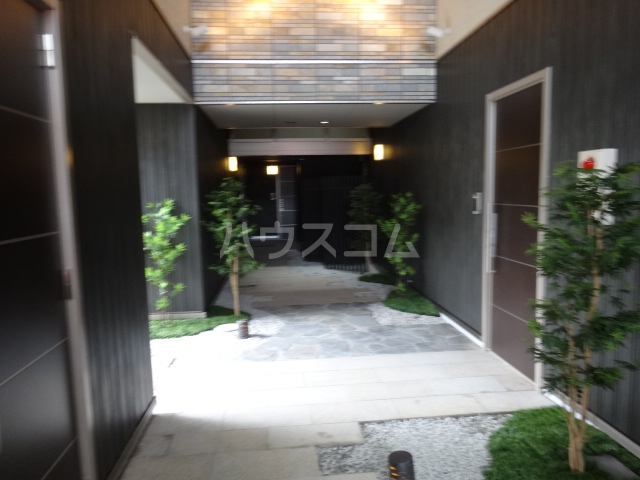 21/30 エントランス