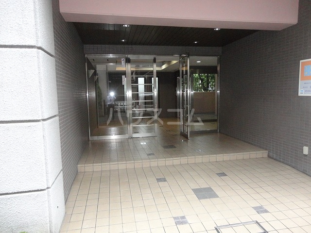 27/30 エントランス