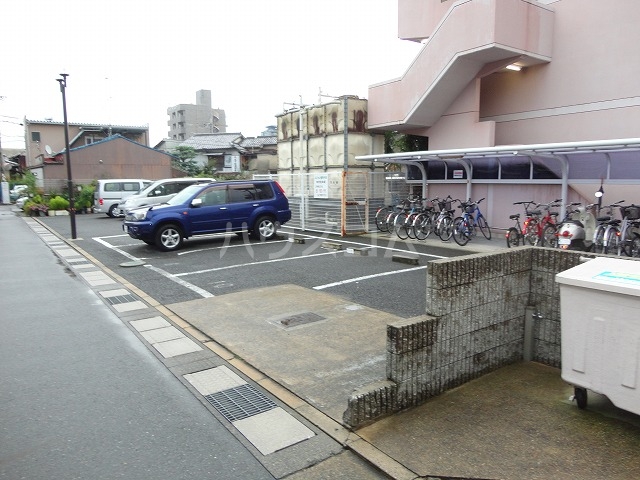 28/30 駐車場