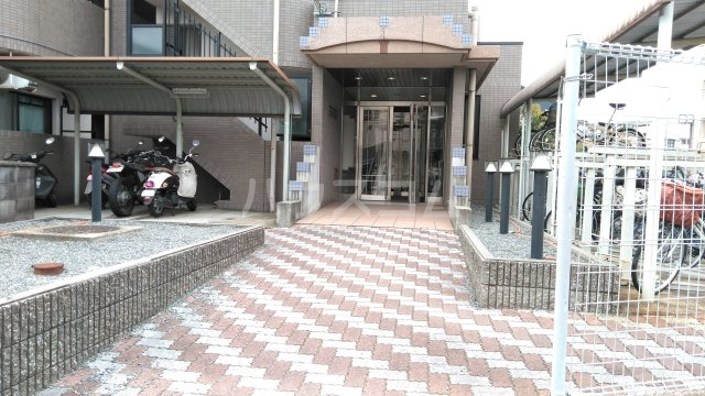 28/30 エントランス