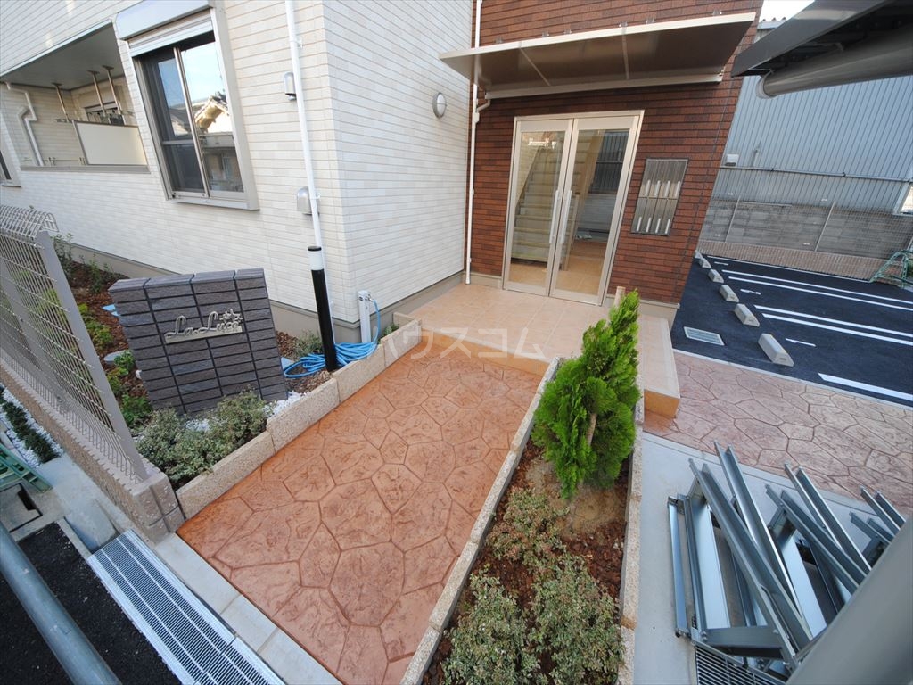 21/28 エントランス